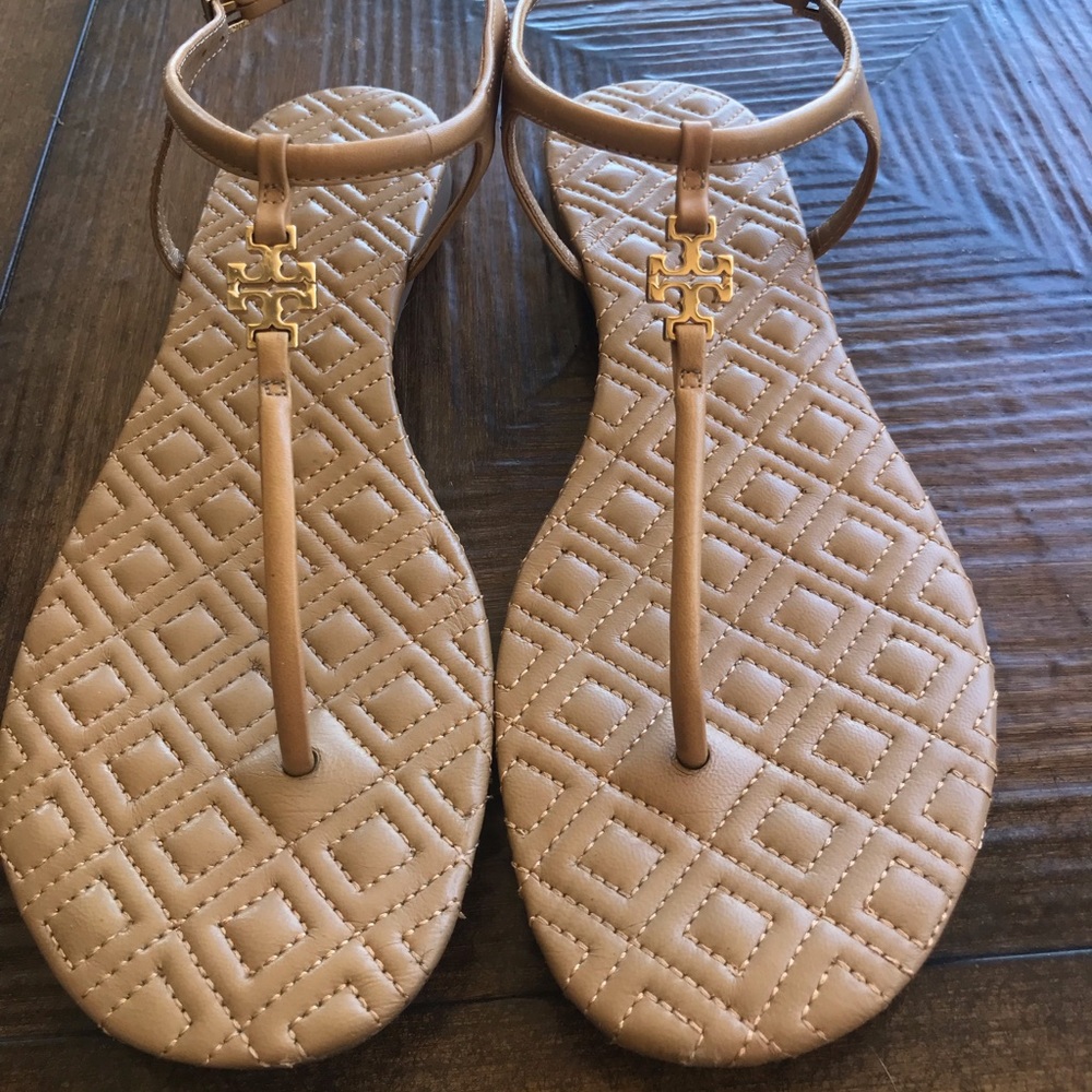 Tory Burch flat sandal with gold logo. Napa leather quilted bottom. Tan size 7M